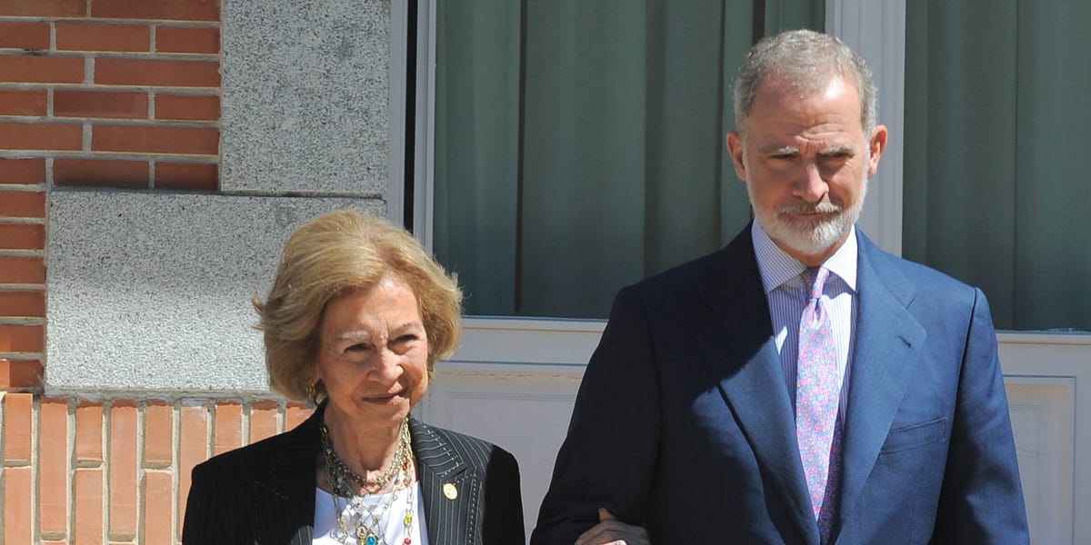 Felipe VI, la reina Sofía y las infantas en París para acompañarla en uno de sus momentos más duros