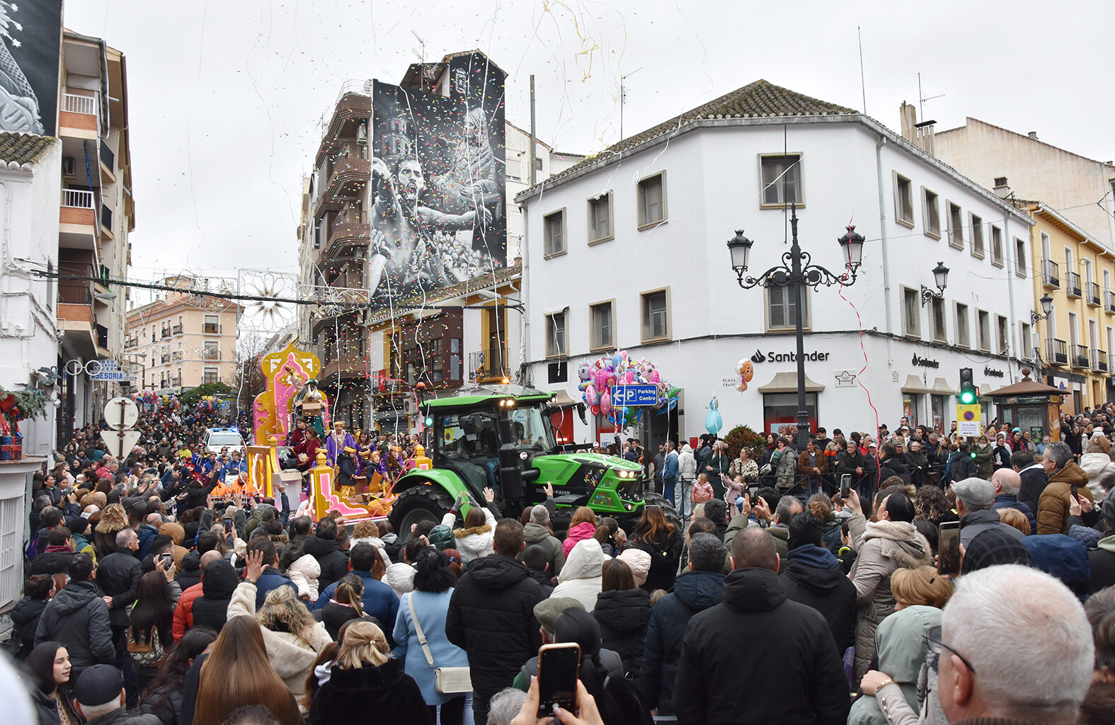 Los Reyes Magos han acertado al adelantar de fecha su Cabalgata en Baza, que ha sido recibida y disfrutada por miles de personas en las calles