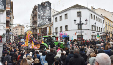 Los Reyes Magos han acertado al adelantar de fecha su Cabalgata en Baza, que ha sido recibida y disfrutada por miles de personas en las calles