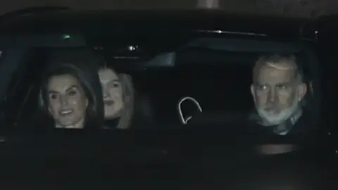 Los Reyes y la infanta Sofía en el coche