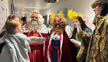 Reyes Magos entregan un regalo a un bebé