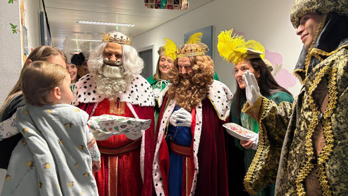 Reyes Magos entregan un regalo a un bebé