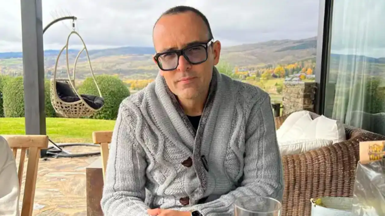 La espectacular casa de montaña de Risto Mejide en la Cerdanya: un refugio con piscina infinita, biblioteca de dos plantas y vistas de ensueño