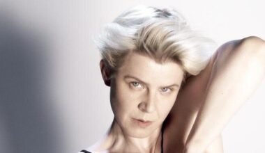 Robyn explora la sensualidad y el lenguaje en ‘Talk To Me’
