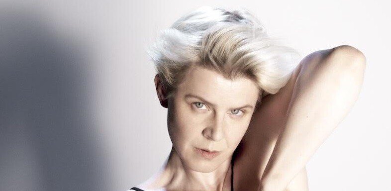 Robyn explora la sensualidad y el lenguaje en ‘Talk To Me’