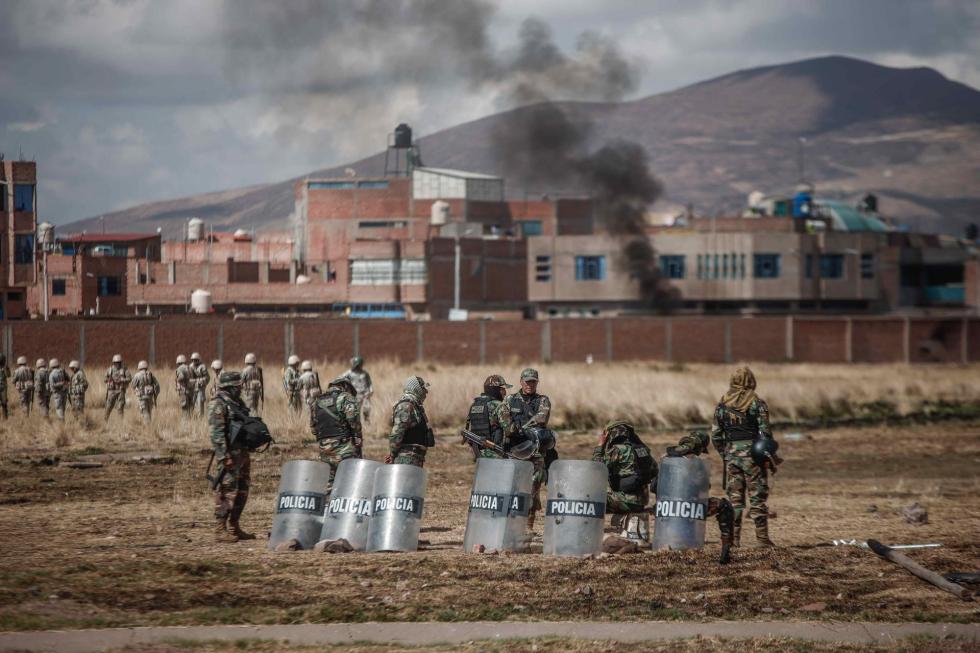 Policías y militares resguardan las inmediaciones del aeropuerto de Juliaca, en Juliaca (Perú), frente a las protestas antigubernamentales. EFE/Aldair Mejía
