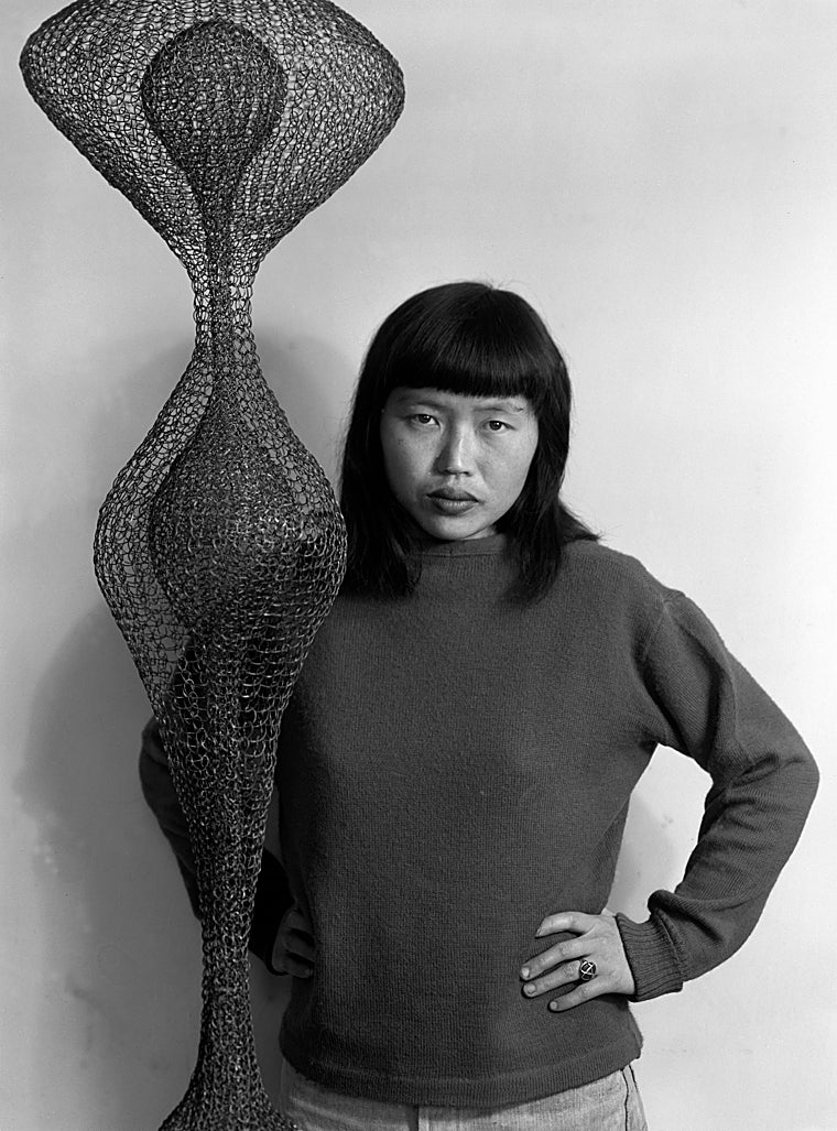 Ruth Asawa, con una de sus obras