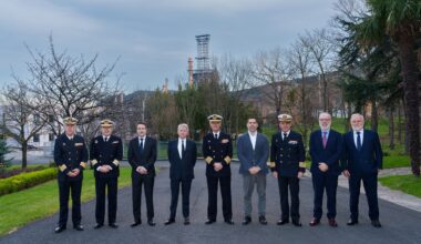 El Almirante jefe de Estado Mayor de la Armada visita Petronor