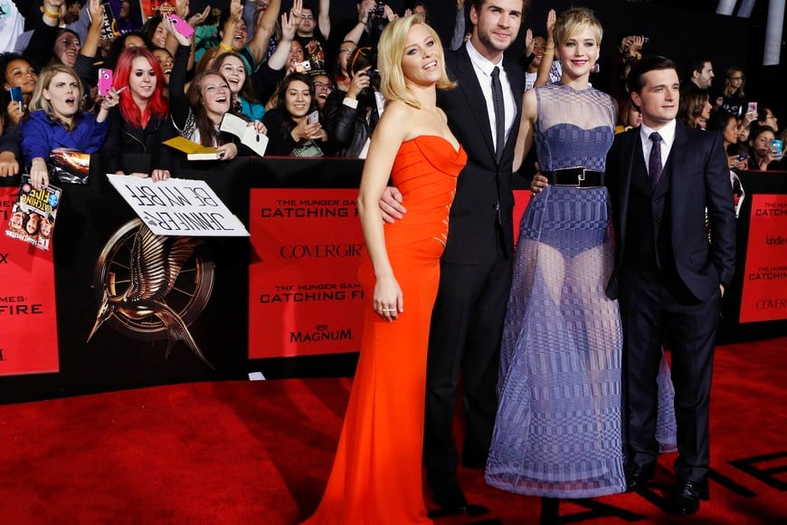 Cast members (L-R) Elizabeth Banks, Liam Hemsworth, Jennifer Lawrence and Josh Hutcherson pose at the premiere of "The Hunger Games: Catching Fire" in Los Angeles, California November 18, 2013. The movie opens in the U.S. on November 22.   REUTERS/Mario Anzuoni  (UNITED STATES - Tags: ENTERTAINMENT) los angeles eeuu Elizabeth Banks Liam Hemsworth Jennifer Lawrence Josh Hutcherson presentacion nueva pelicula premier premiere estreno cine actriz actrices actores
