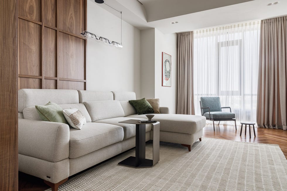 una casa en blanco y madera oscura con decoracion atemporal de antic interiors