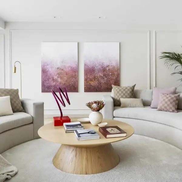 salón blanco con sofás curva t cuadros