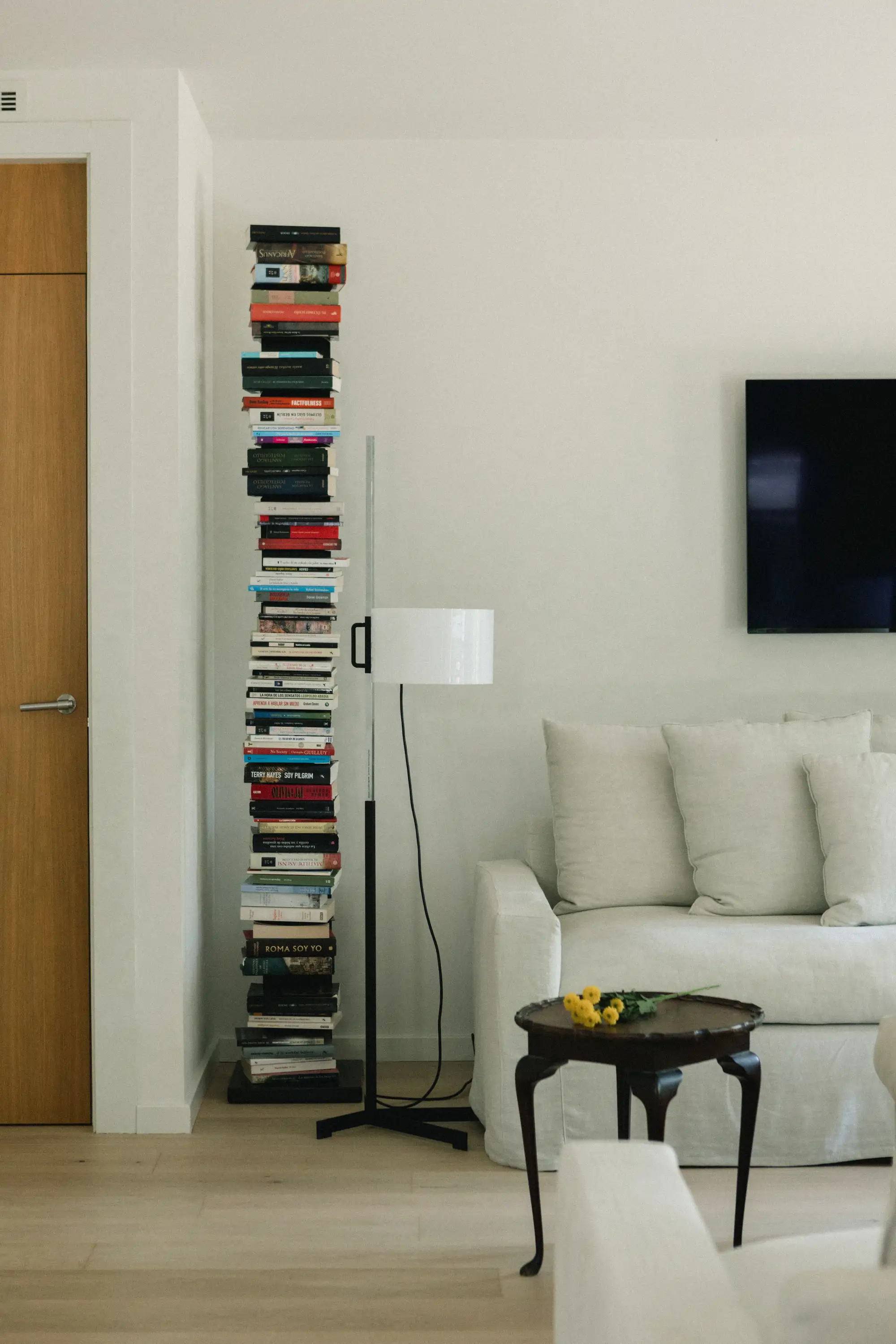 salon lampara pie sofa blanco