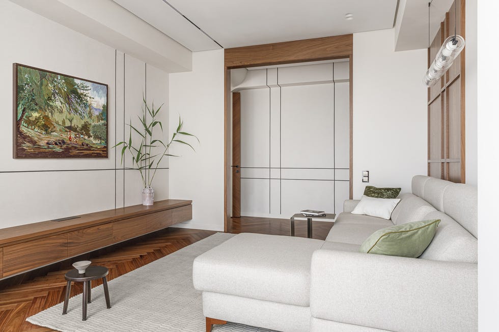 una casa en blanco y madera oscura con decoracion atemporal de antic interiors