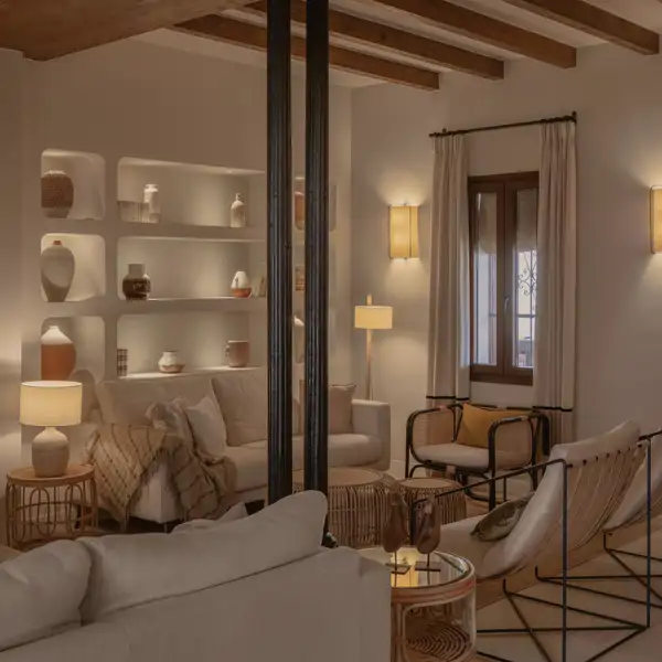 Salón rústico vigas techo estantes iluminados