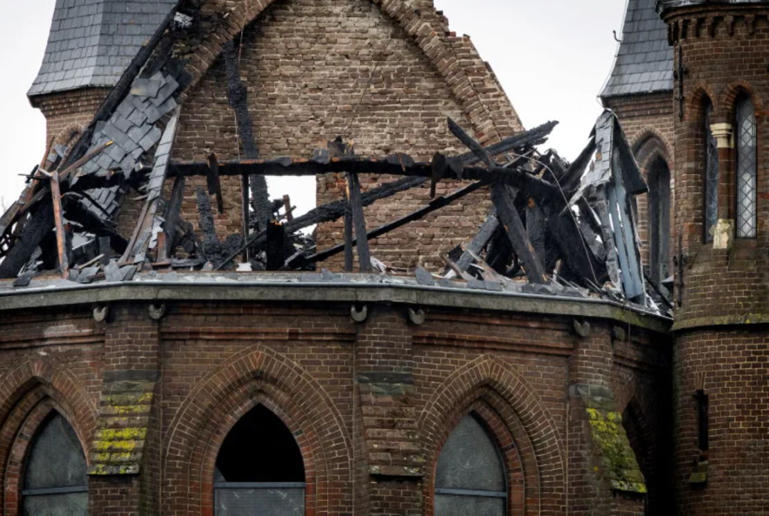Una fotografía tomada el 1 de enero de 2026 muestra los daños sufridos por la torre de la iglesia Vondelkerk de Ámsterdam tras un incendio.