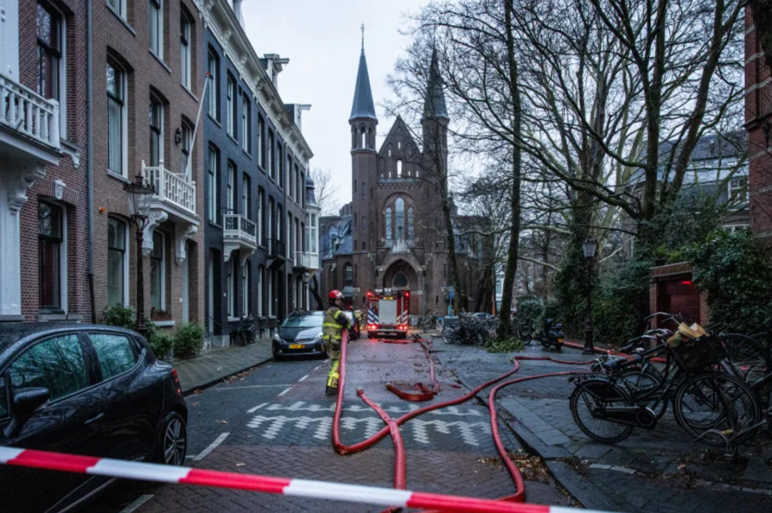 Bomberos en el lugar del incendio de la iglesia Vondelkerk, diseñada por el famoso arquitecto Pierre Cuypers, el día de Año Nuevo en Ámsterdam.
