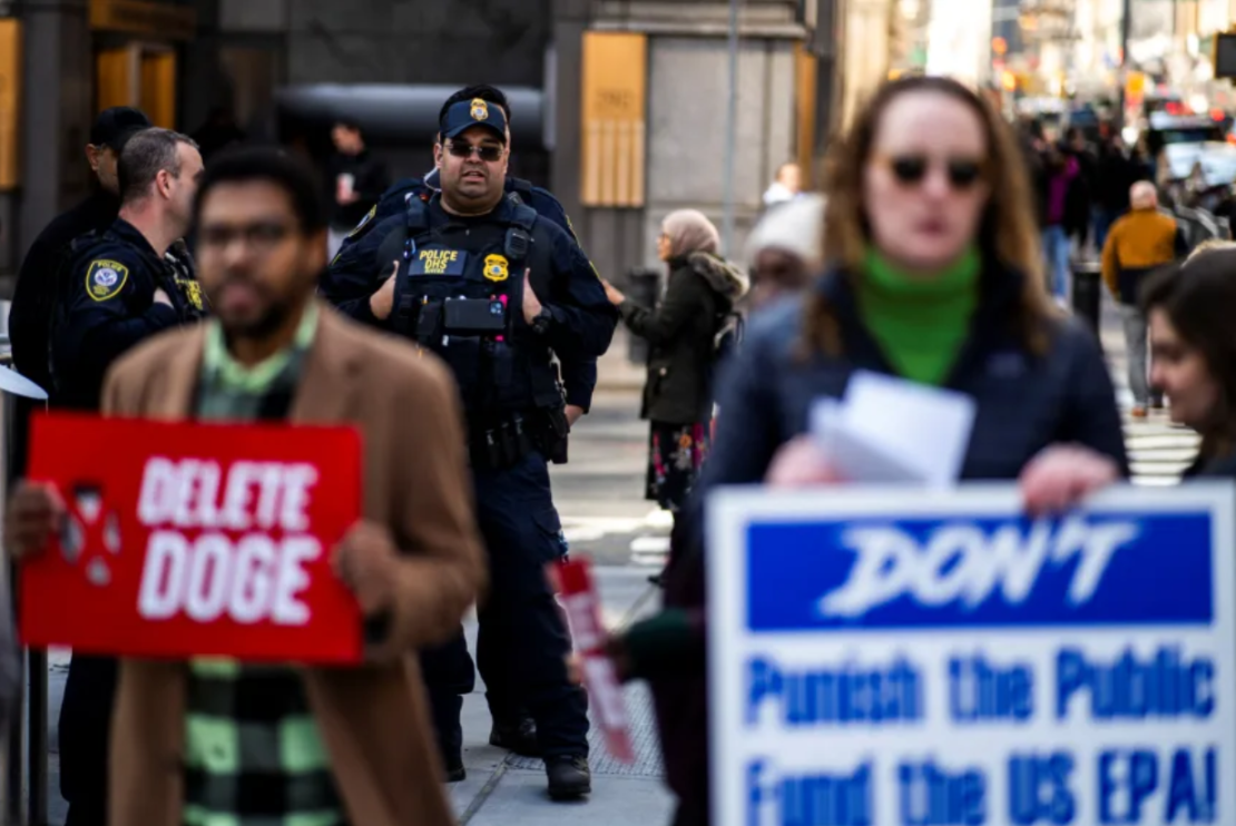 Agentes de policía del DHS vigilan a los manifestantes mientras asisten a una concentración en apoyo a los trabajadores federales frente al 26 Federal Plaza, un edificio de oficinas federales en la ciudad de Nueva York, el 25 de marzo de 2025.