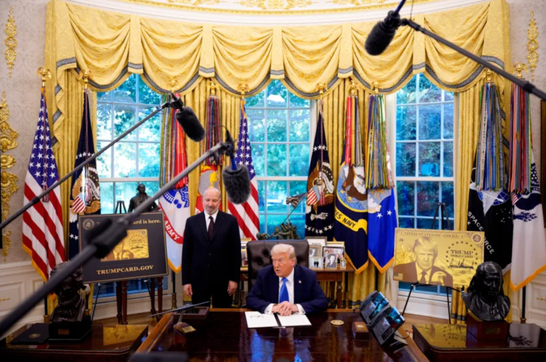 El presidente Donald Trump, acompañado por el secretario de Comercio Howard Lutnick, habla tras firmar una orden ejecutiva en el Despacho Oval el 19 de septiembre de 2025.