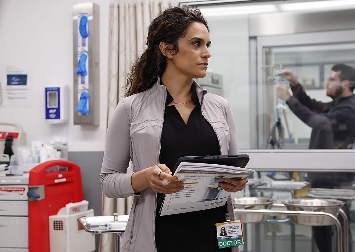 Imagen secundaria 1 - Arriba, Patrick Ball, como el doctor Langdon, a su regreso al hospital, después de diez meses en rehabilitación; debajo, Spideh Moafi, que da vida a la doctora Baran Al-Hashimi, y Katherine LaNasa, en la piel de la enfermera Dana Evans.