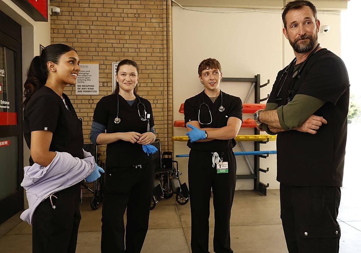 Imagen principal - Arriba, Shabana Azeez, Isa Briones, Gerran Howell y Noah Wyle; debajo, Fiona Dourif, en primer término, y Noah Wyle, con un bebé en sus brazos.