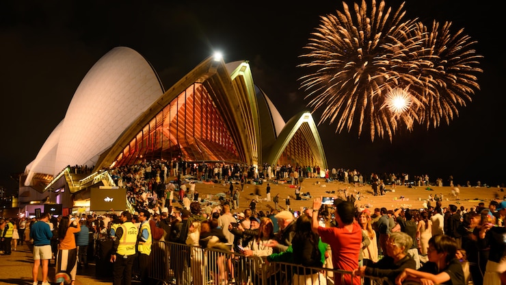 Miles de personas se reunieron para celebrar la llegada del año nuevo en Sidney.