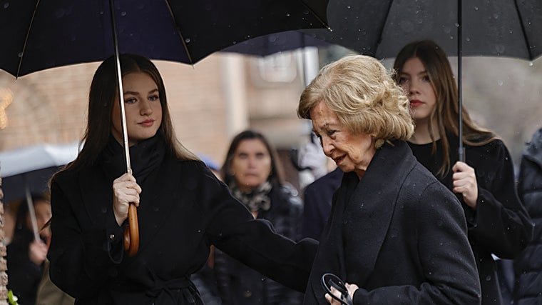 Entre flores y el recuerdo de su sonrisa, un responso íntimo arropa a la Reina Sofía en la despedida a la Princesa Irene