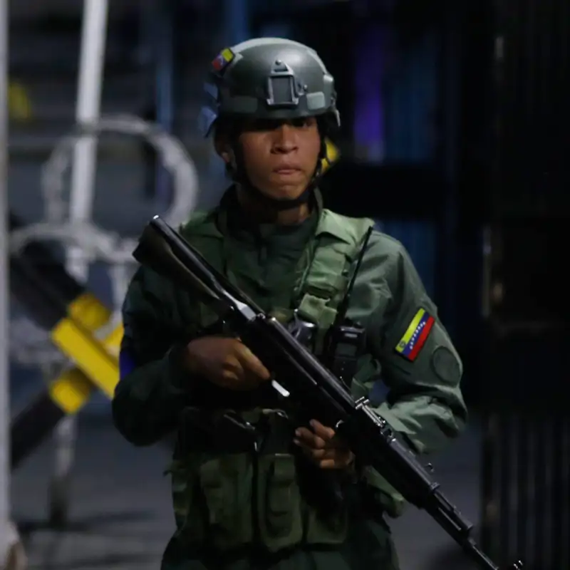 Soldados vigilan los alrededores del palacio presidencial de Miraflores tras las explosiones y el sobrevuelo de aviones a baja altura que se escucharon en Caracas, Venezuela, el sábado 3 de enero de 2026.