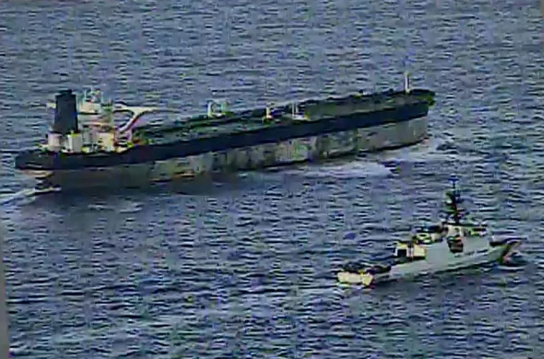 La Guardia Costera publicó un video del buque Cutter Munro siguiendo al petrolero Marinera, vinculado a Venezuela y anteriormente llamado Bella 1, en el Atlántico Norte, poco antes de que EE.UU. confiscara el buque, el 7 de enero de 2026.