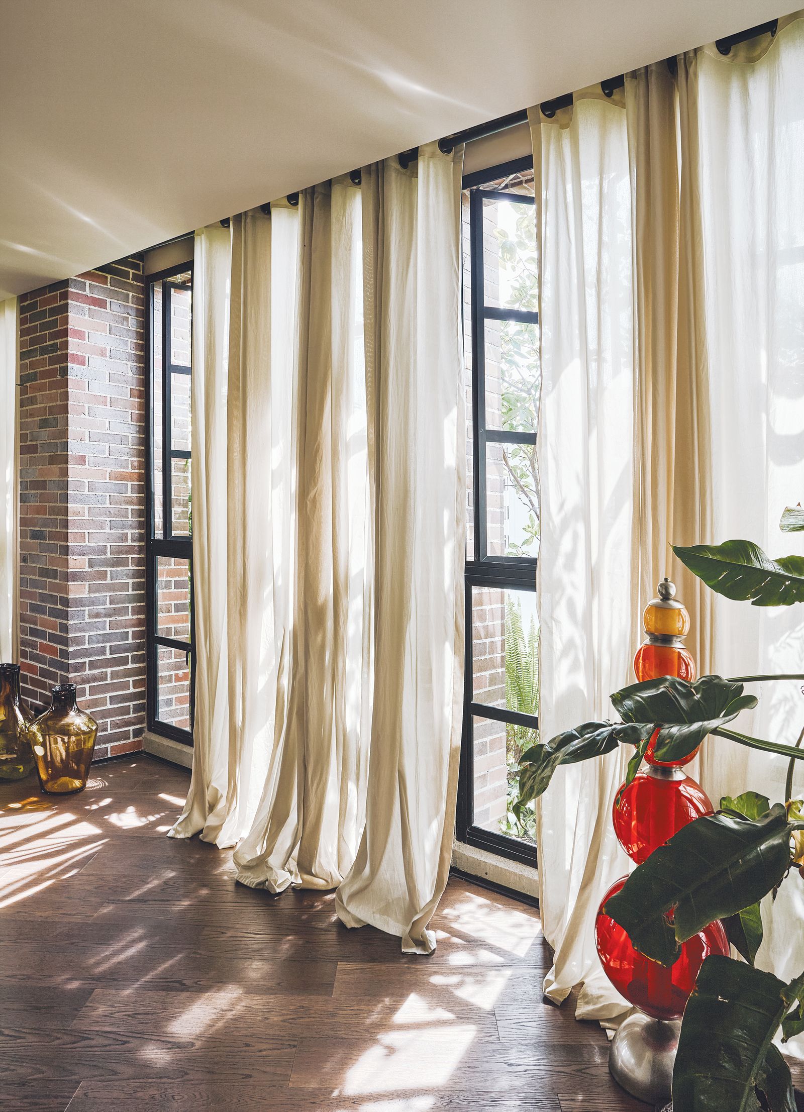 Interior rústico con ventanales que van del piso al techo.