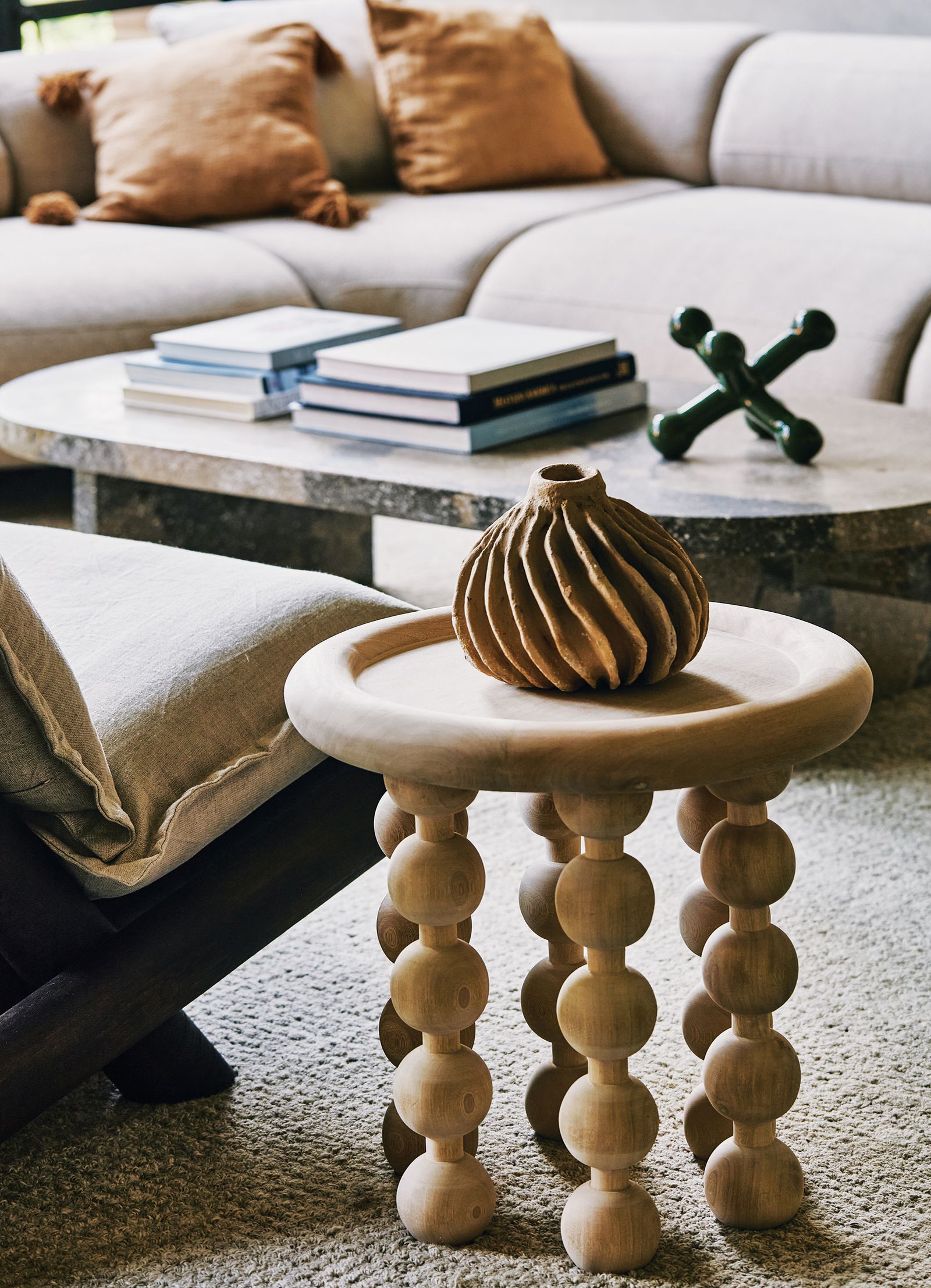 Sobre la mesa de la sala las cermicas de la artesana santandereana Bernardita de Guane desarrolladas en colaboración con...