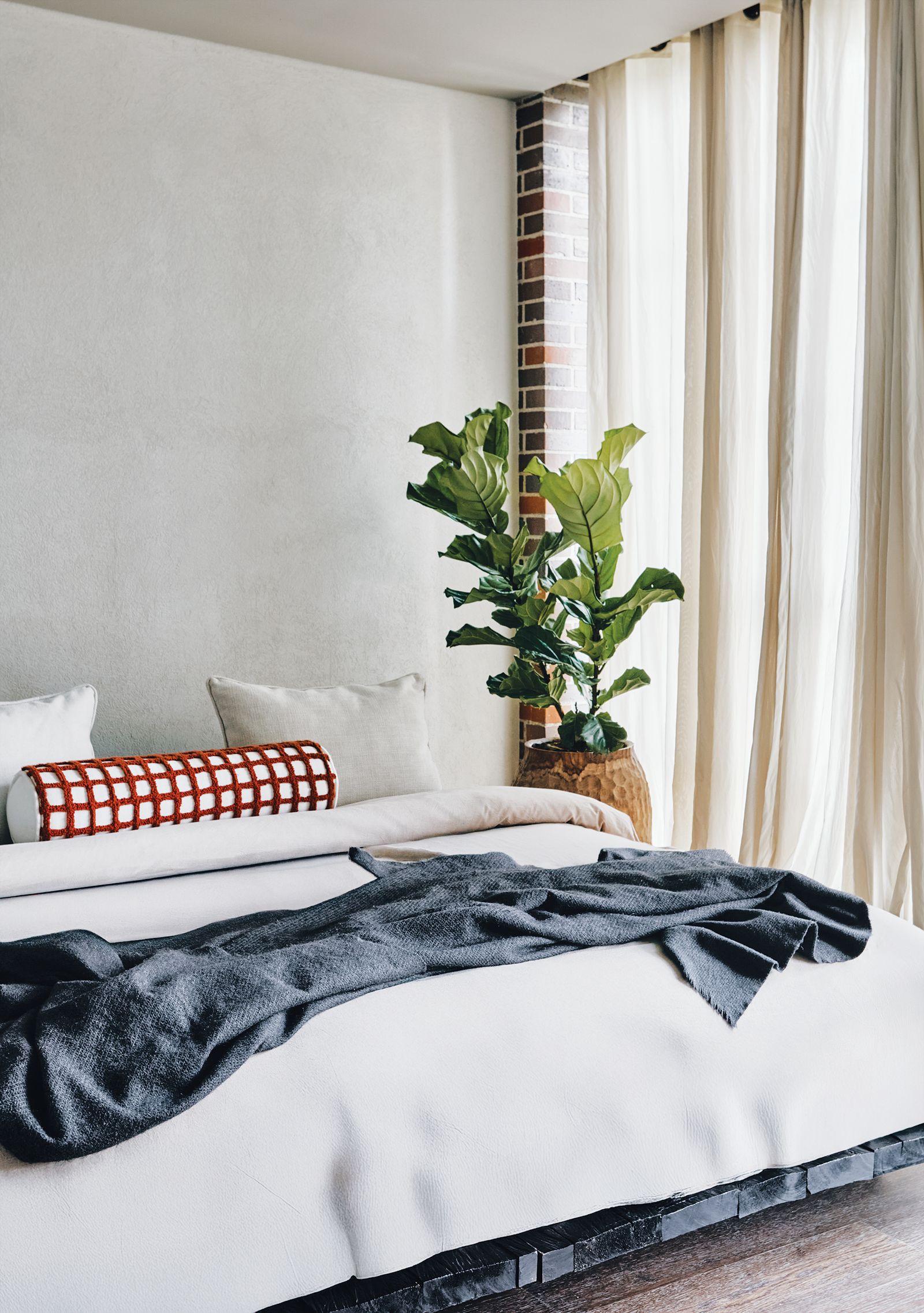 En la habitación de invitados la maceta de gran formato en madera tallada del artesano Rodrigo Pinchado para Diamantina ...