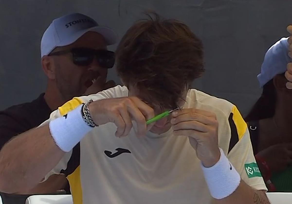 El sorprendente gesto de un tenista: se corta el pelo en mitad de un partido