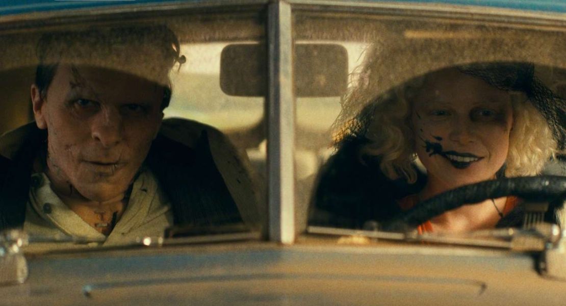 Christian Bale y Jessie Buckley en 