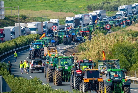+40.000 transportistas secuestrados por los blqueos agrarios y la pasividad de los Gobiernos central, catalán y vasco