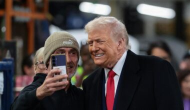 Trump pierde los papeles al escuchar como un trabajador de Ford le grita 'protector de pedófilos'