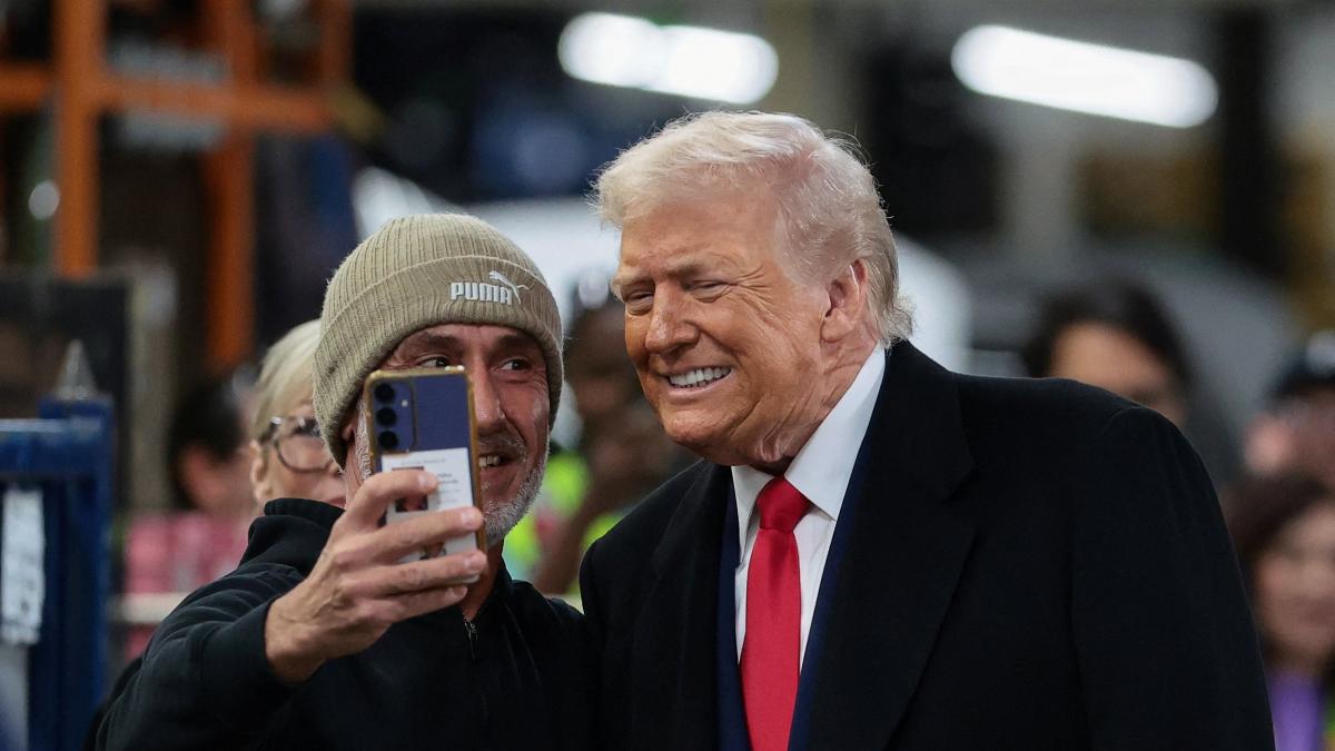 Trump pierde los papeles al escuchar como un trabajador de Ford le grita 'protector de pedófilos'