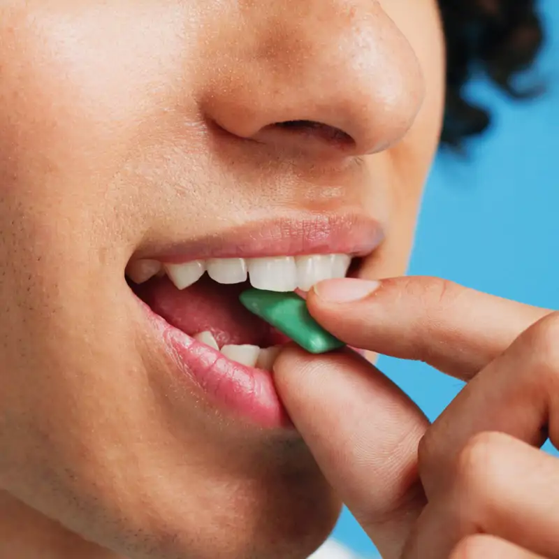 Una persona mascando chicle