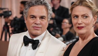 Celebridades lucen prendedores contra ICE en la alfombra roja de los Globos de Oro