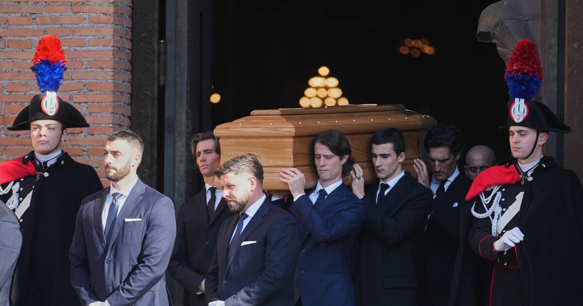 Celebridades y público dan el último adiós al icónico Valentino en su funeral en Roma