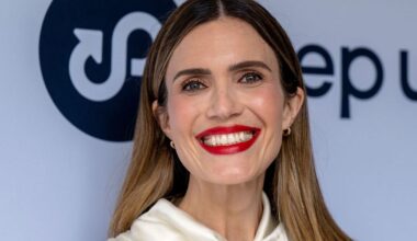 Mandy Moore lanza indirecta tras el escándalo del “grupo de mamás tóxicas”