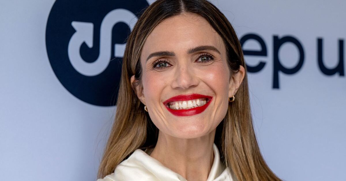 Mandy Moore lanza indirecta tras el escándalo del “grupo de mamás tóxicas”