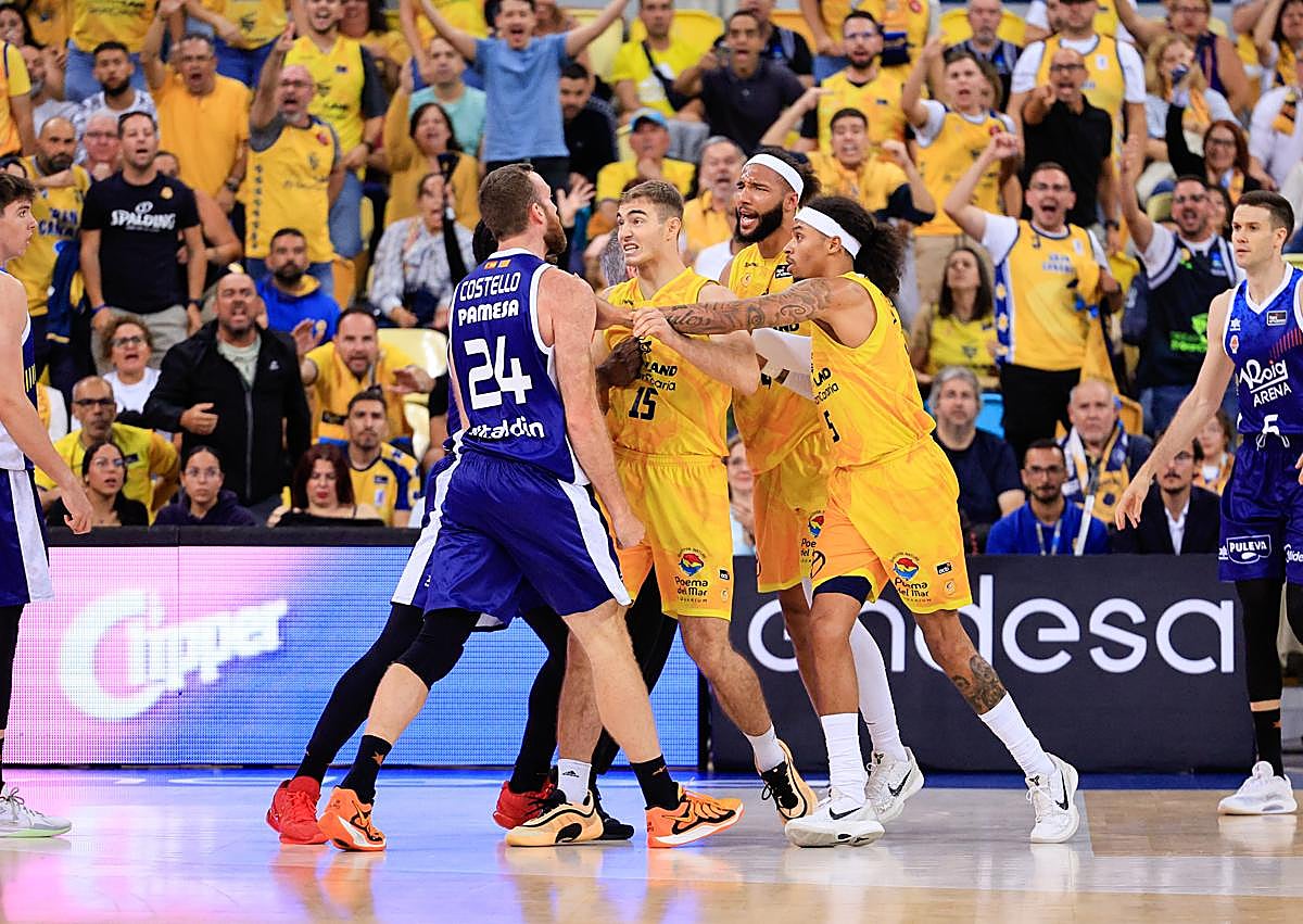 Imagen secundaria 1 - DIferentes imágenes del Granca frente al Baskonia (Albicy trata de superar su marca), Valencia (conato de bronca con el examarillo Matt Costello) y Lleida (penetración de Brussino)