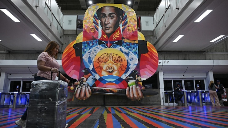 Un passager marche le long d'une allée à l'aéroport international Simón Bolívar à Maiquetía, dans l'État de La Guaira, au Venezuela, le 27 novembre 2025.