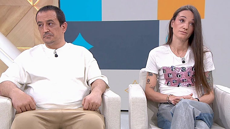 Simón Pérez, junto a su compañera, Silvia Charro, durante una entrevista