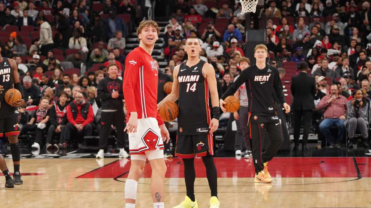 Matas Buzelis, en primer plano en el calentamiento del Bulls - Heat.