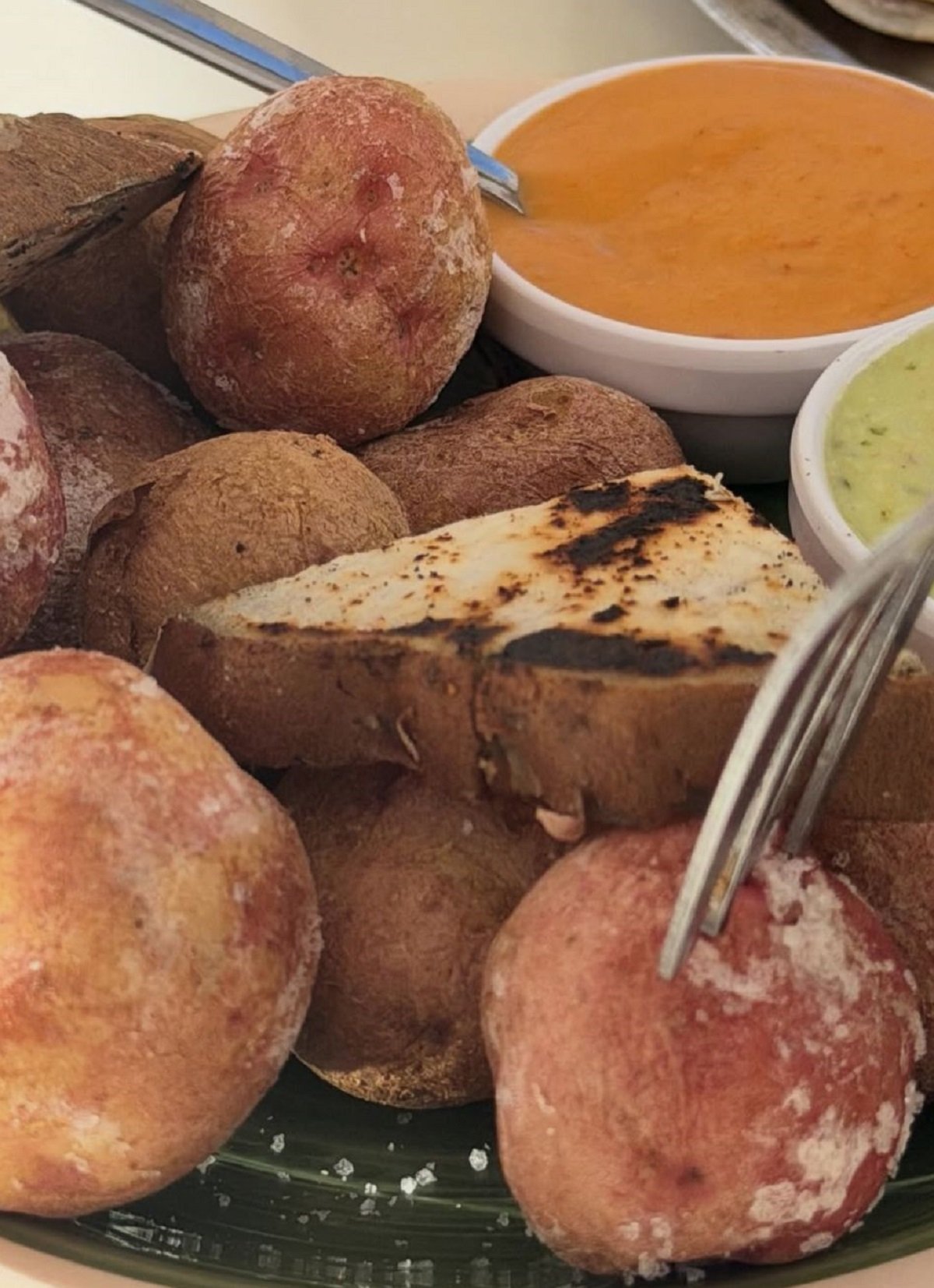 Lola Índigo e Illo Juan en Lanzarote. Fotos: @lolaindigo