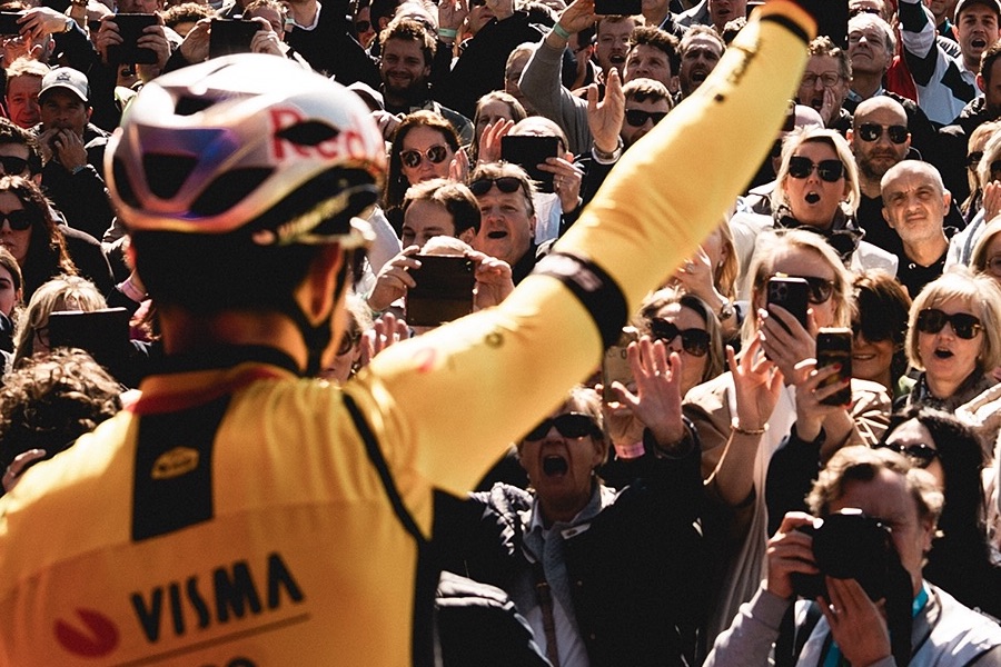 Otra vez la caída trunca una carrera de Van Aert