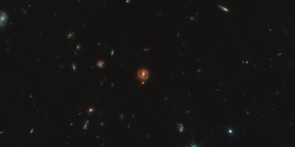 El Webb resuelve, por fin, el enigma de los 'puntos rojos' en los confines del Universo: son agujeros negros 'disfrazados'