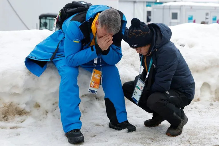 TOPSHOT - Mykhailo Heraskevych, padre de Vladyslav Heraskevych, tras enterarse de que su hijo fue descalificado de los Juegos (Photo by Odd ANDERSEN / AFP)