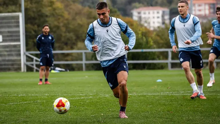 Jon Karrikaburu durante un entrenamiento con la Real Sociedad